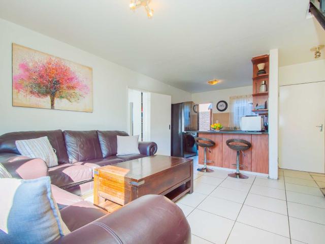 3 Bedroom Townhouse For Sale in Honeydew Ridge