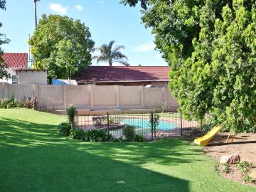 3 Bedroom Townhouse For Sale in Lyndhurst