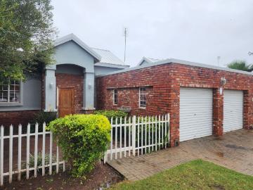 3 Bedroom Townhouse For Sale in La Hoff