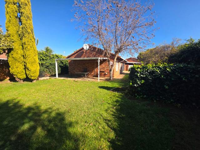 3 Bedroom Townhouse For Sale in Langenhovenpark