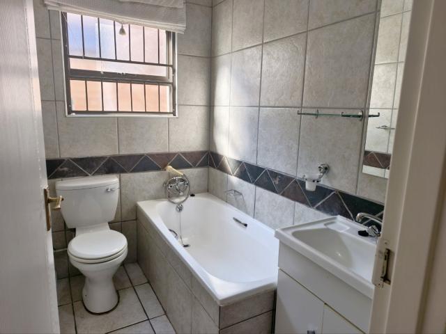 3 Bedroom Townhouse For Sale in Langenhovenpark