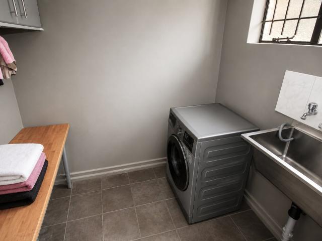 3 Bedroom Townhouse For Sale in Langenhovenpark