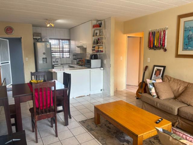 3 Bedroom Townhouse For Sale in Linmeyer