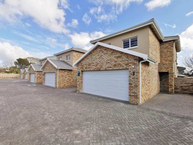 3 Bedroom Townhouse For Sale in Lorraine
