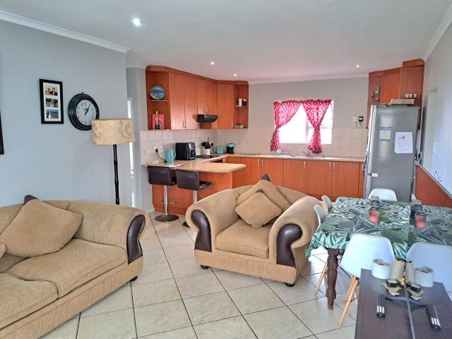3 Bedroom Townhouse For Sale in Lorraine