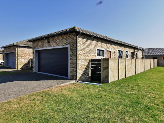3 Bedroom Townhouse For Sale in Lorraine
