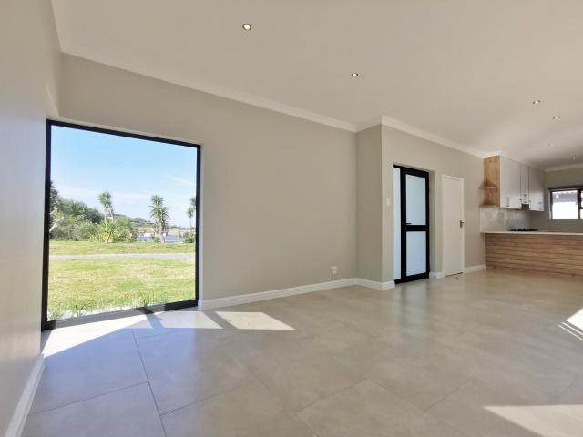 3 Bedroom Townhouse For Sale in Lovemore Park