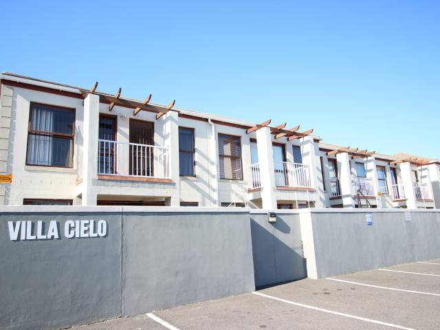 3 Bedroom Townhouse For Sale in Parklands