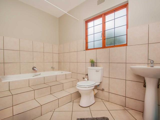 3 Bedroom Townhouse For Sale in Paulshof