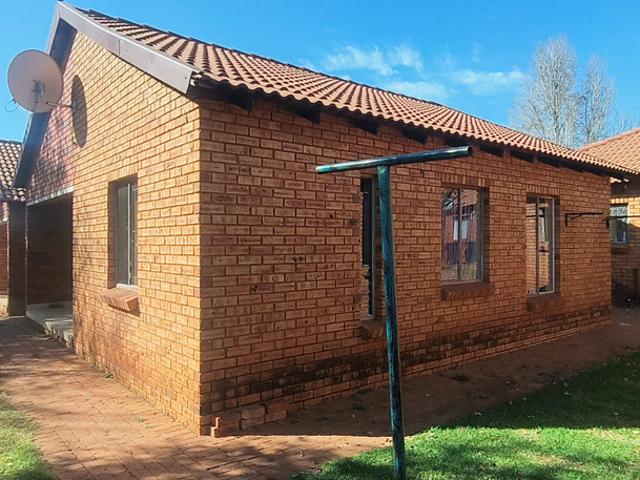 3 Bedroom Townhouse For Sale in Protea Glen