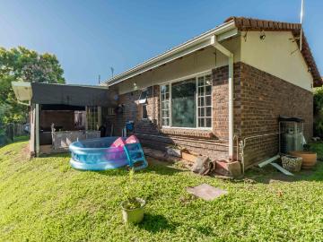 3 Bedroom Townhouse For Sale in Queensburgh Central