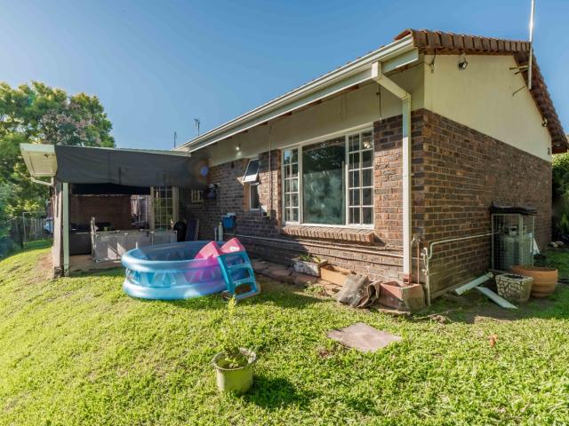3 Bedroom Townhouse For Sale in Queensburgh Central