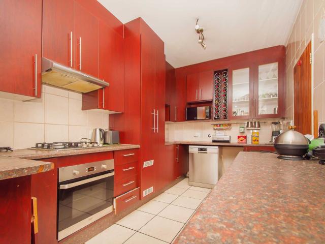 3 Bedroom Townhouse For Sale in Ruimsig