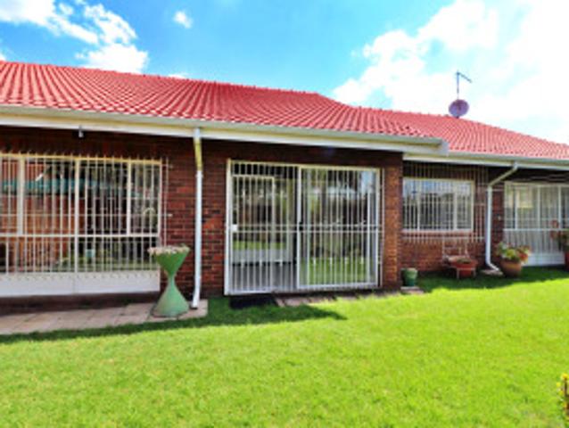 3 Bedroom Townhouse For Sale in Rustivia