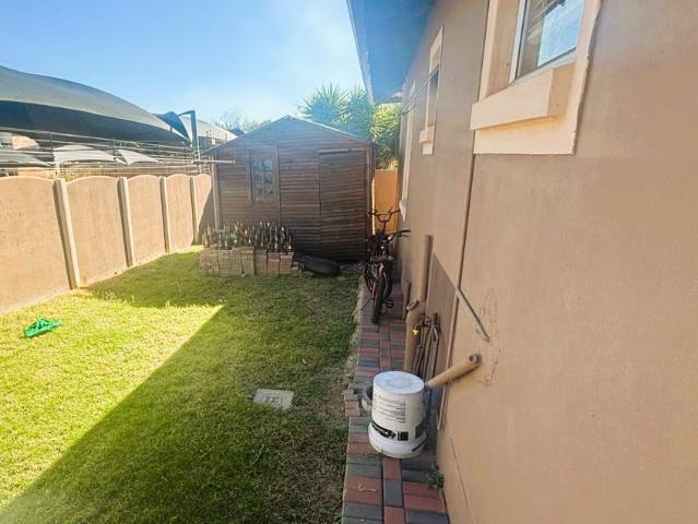 3 Bedroom Townhouse For Sale in Rynfield AH