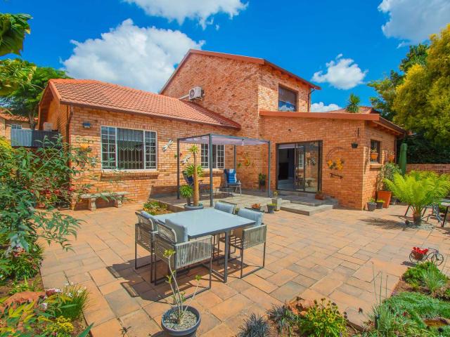 3 Bedroom Townhouse For Sale in Randpark Ridge