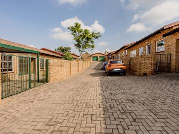 3 Bedroom Townhouse For Sale in Rangeview