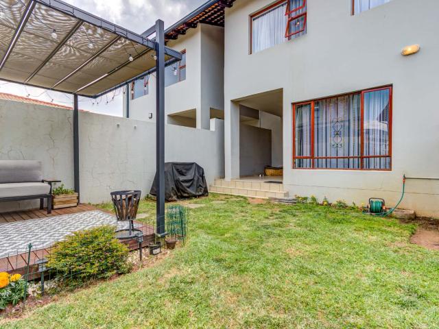 3 Bedroom Townhouse For Sale in Ravenswood