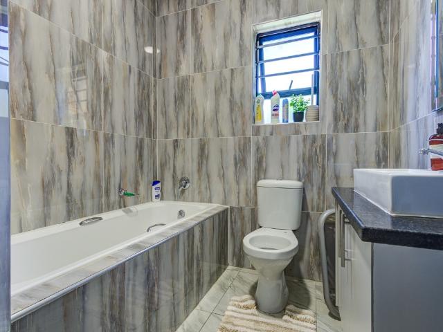 3 Bedroom Townhouse For Sale in Ravenswood