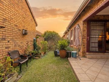 3 Bedroom Townhouse For Sale in Rooihuiskraal North