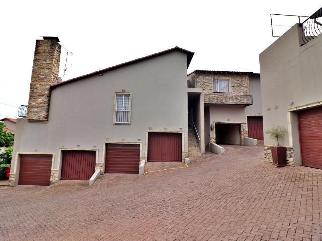 3 Bedroom Townhouse For Sale in Sunnyrock