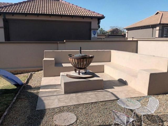 3 Bedroom Townhouse For Sale in Sunair Park
