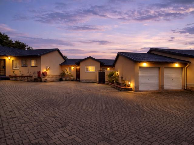 3 Bedroom Townhouse For Sale in Sundowner