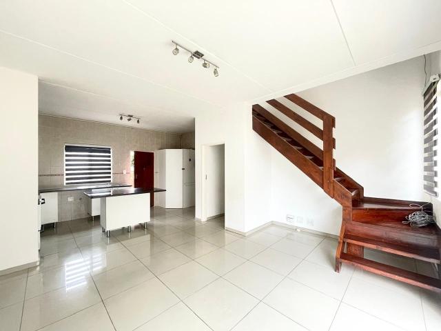 3 Bedroom Townhouse For Sale in Sundowner