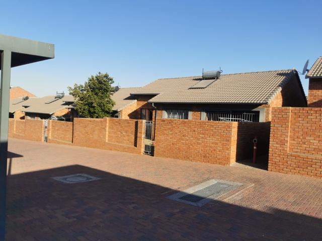 3 Bedroom Townhouse For Sale in Sagewood