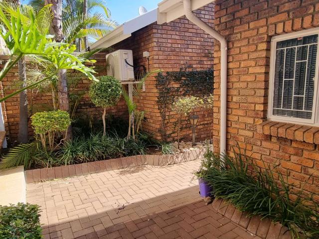 3 Bedroom Townhouse For Sale in Safari Gardens