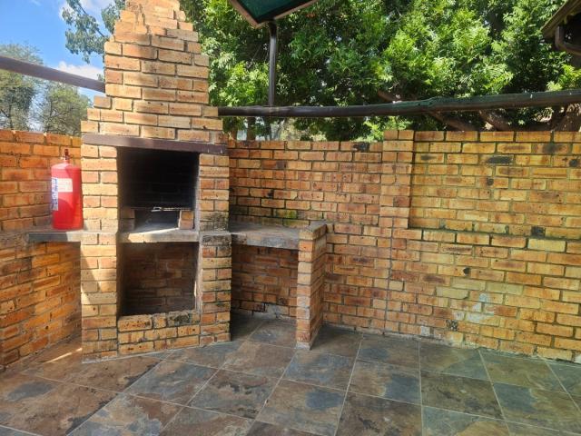 3 Bedroom Townhouse For Sale in Safari Gardens