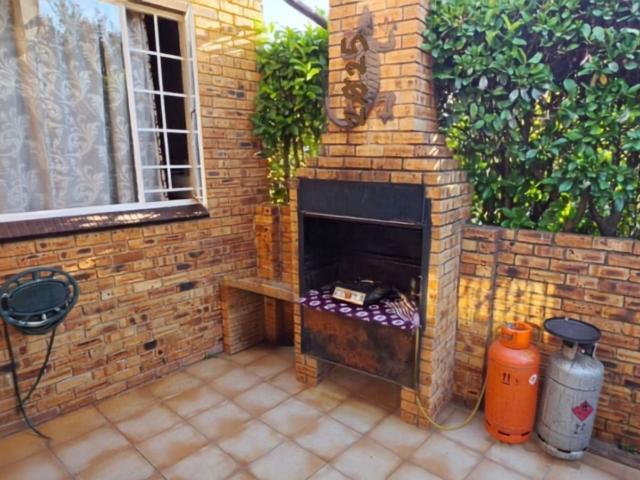 3 Bedroom Townhouse For Sale in Safari Gardens