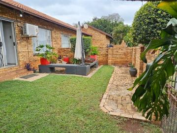 3 Bedroom Townhouse For Sale in Safari Gardens