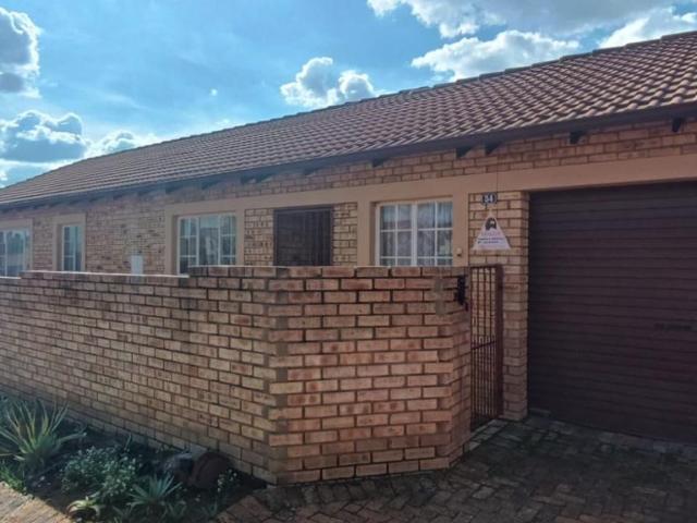 3 Bedroom Townhouse For Sale in Sasolburg Ext 11