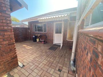 3 Bedroom Townhouse For Sale in Scottsville