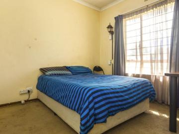 3 Bedroom Townhouse For Sale in Simmerfield