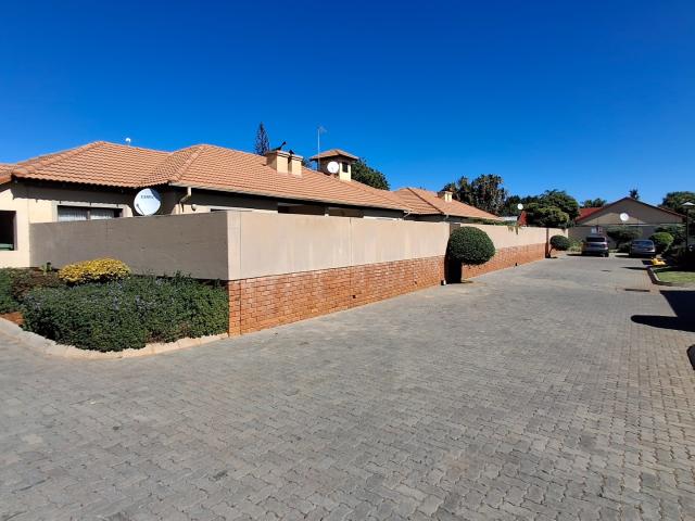 3 Bedroom Townhouse For Sale in Sinoville