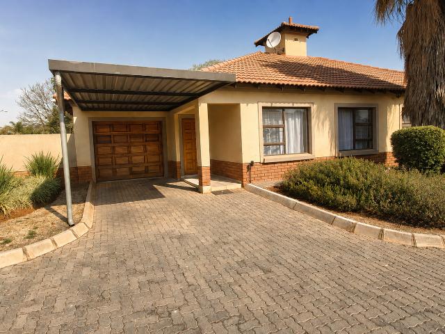 3 Bedroom Townhouse For Sale in Sinoville