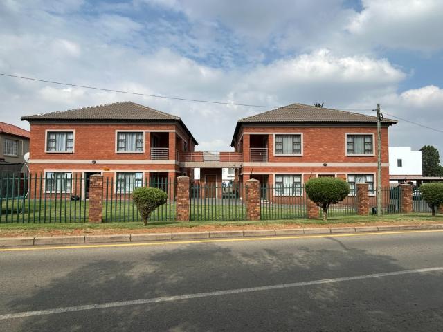 3 Bedroom Townhouse For Sale in South Crest