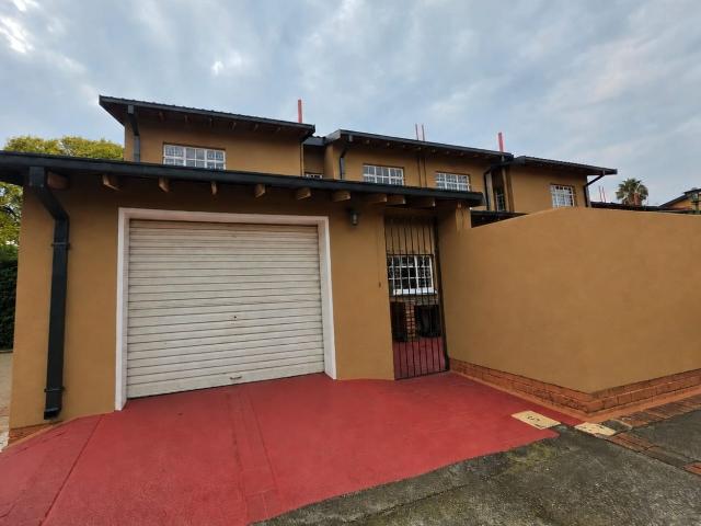 3 Bedroom Townhouse For Sale in Springs Central