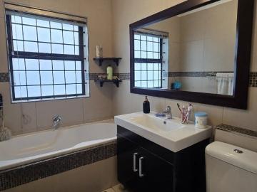 3 Bedroom Townhouse For Sale in Table View