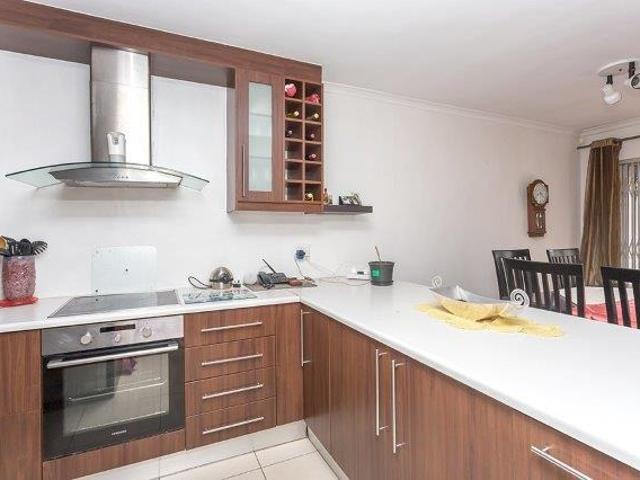 3 Bedroom Townhouse For Sale in Table View