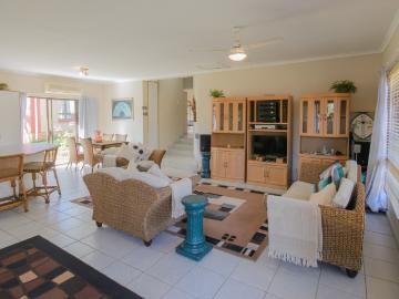 3 Bedroom Townhouse For Sale in Uvongo