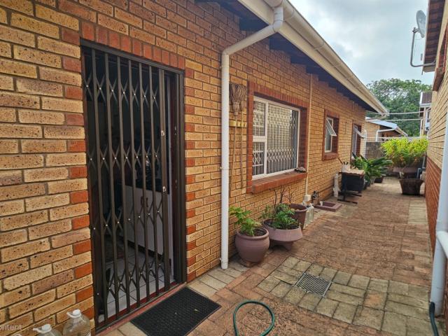 3 Bedroom Townhouse For Sale in Uvongo Beach