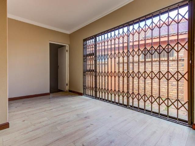 3 Bedroom Townhouse For Sale in Van Riebeeck Park