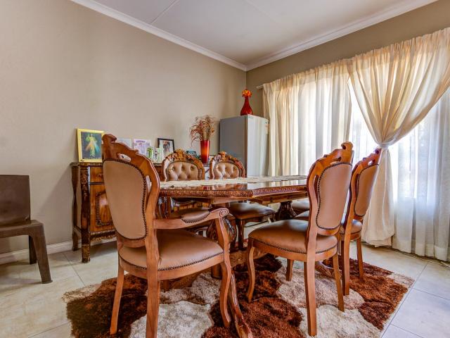 3 Bedroom Townhouse For Sale in Van Riebeeck Park