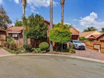 Townhouse for sale in Van Riebeeck Park - Parking