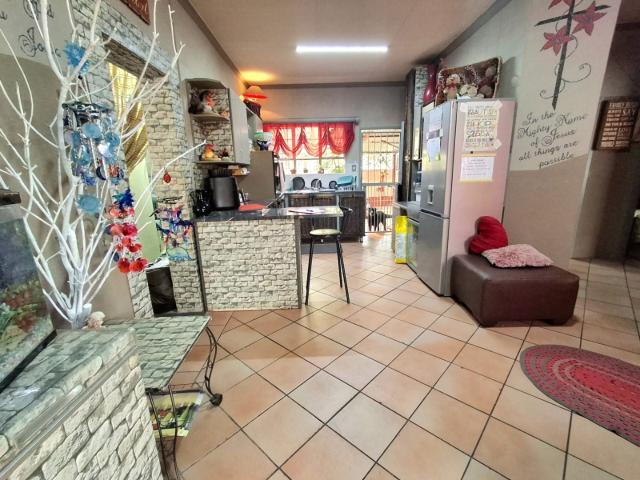 3 Bedroom Townhouse For Sale in Vanderbijlpark CE 2