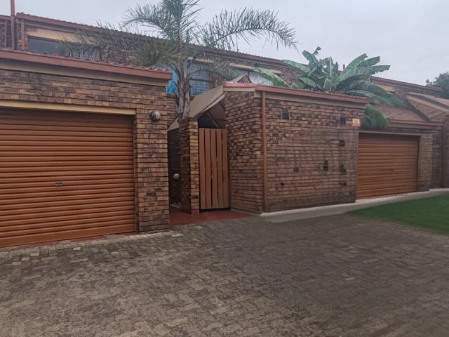 3 Bedroom Townhouse For Sale in Vanderbijlpark CE 3