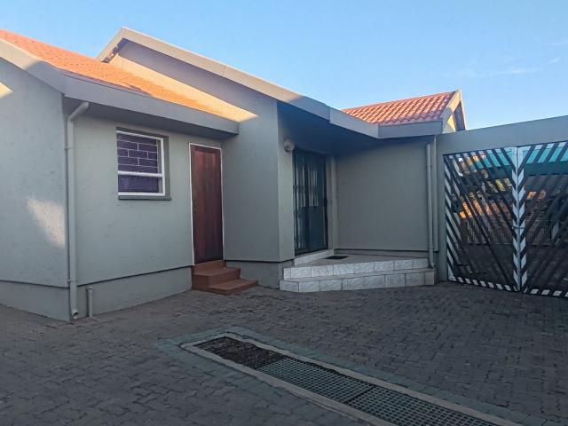3 Bedroom Townhouse For Sale in Vanderbijlpark SE 3